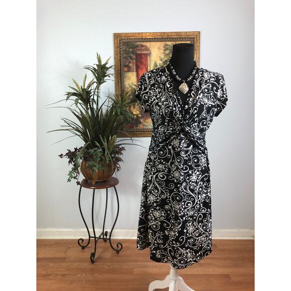 Chadwicks Dress Women's Medium Black White Floral Ruched Stretch A Line - Picture 1 of 8